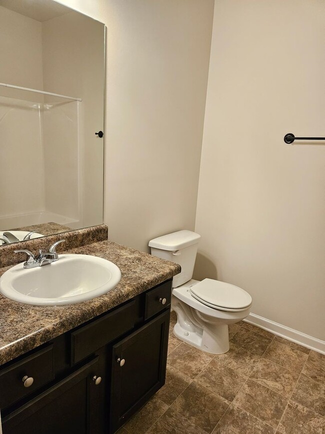 Building Photo - Nice 3 bed 2.5 bath Townhouse located in A...