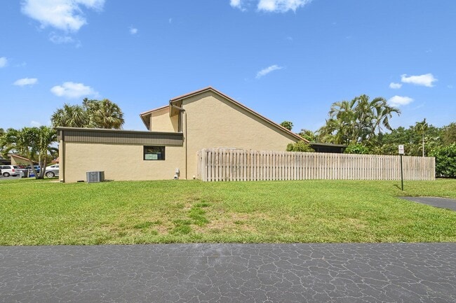 Building Photo - 11063 Oakdale Rd