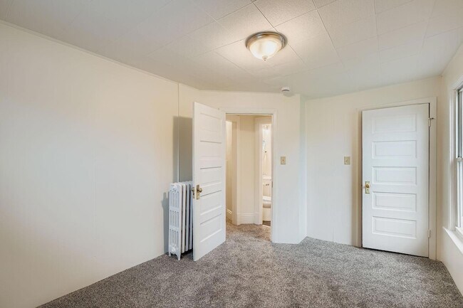 Building Photo - 595 Hawthorne Ave E