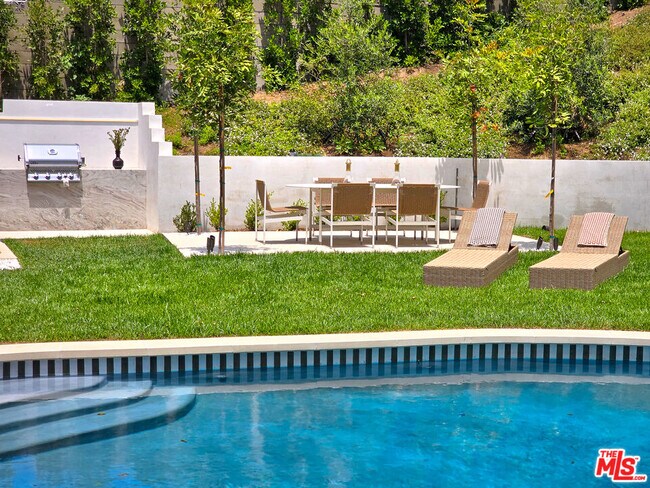 Building Photo - 2288 Coldwater Canyon Dr