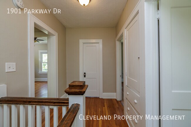 Building Photo - Updated Cleveland Hts. Colonial