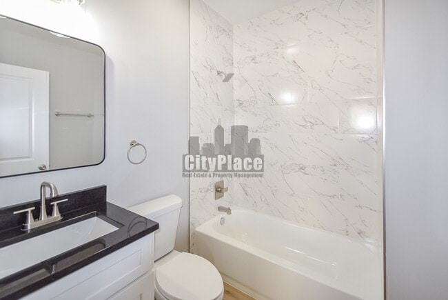 Building Photo - 2801 E Riverside Dr