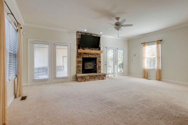 Building Photo - AVAILABLE NOW! 4-Bed/3.5-Bath in Williamso...