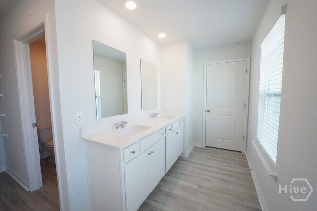 Building Photo - 102 Windrush Pnes