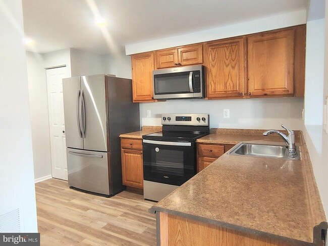 Building Photo - 564 Hollyberry Way