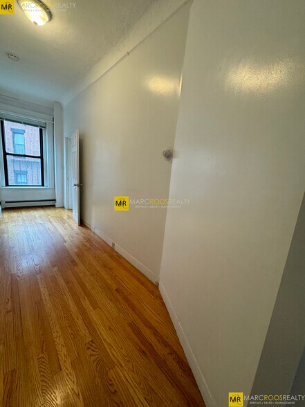 Building Photo - 587 Beacon St