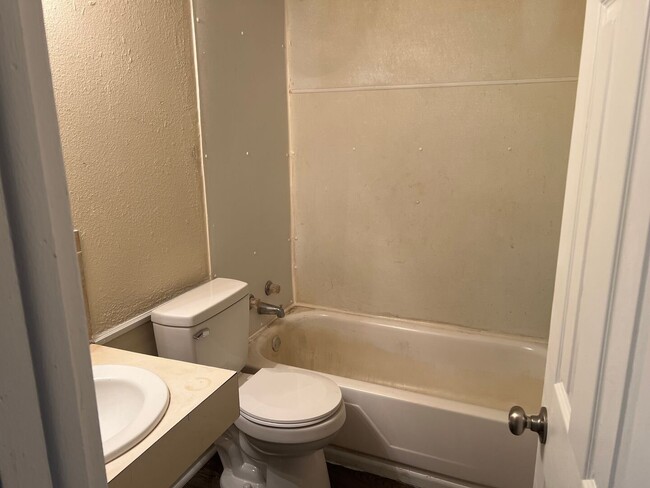 Building Photo - 2bd / 1bth