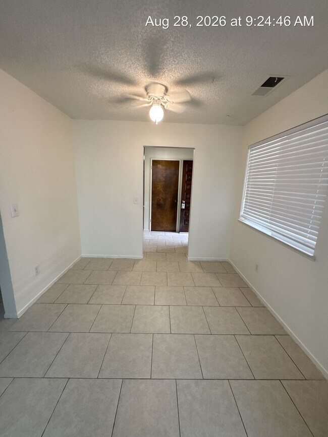 Building Photo - 1009 W Laura Ave