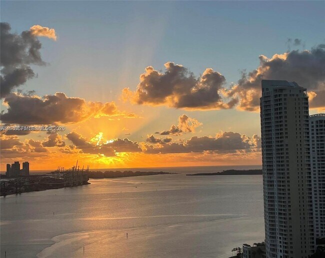 Building Photo - 300 S Biscayne Blvd