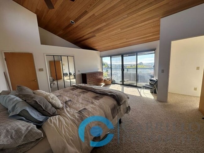 Building Photo - 2620 Deerpark Dr