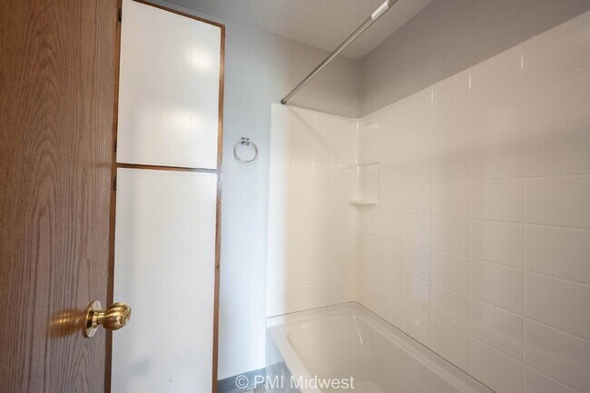 Building Photo - "Charming 2-Bed Oasis with 1.5 Baths in Sh...
