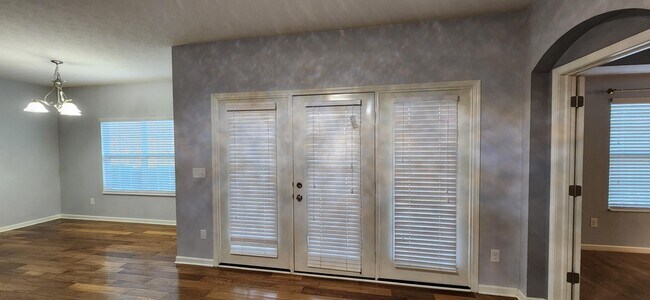 Building Photo - 590 Redwood Ln