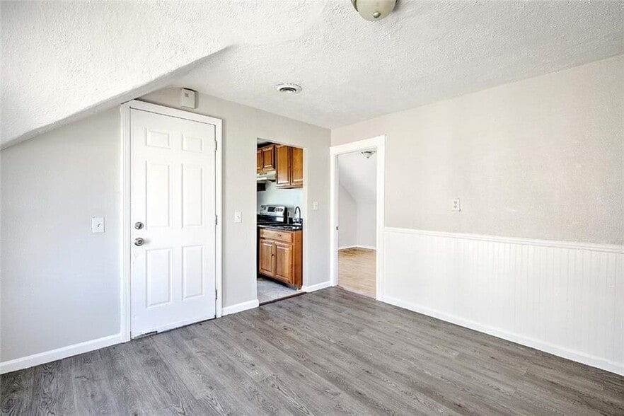 Building Photo - 24 Ida St