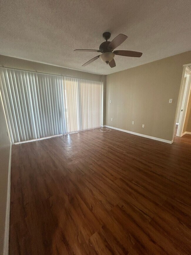 Building Photo - 618 Orange Dr