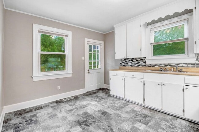 Building Photo - Beautifully Remodeled-3Bd, 1 and 1/2 Ba wi...