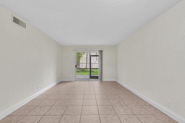 Building Photo - 2510 Riverside Dr