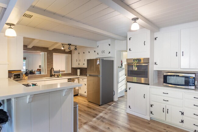 Building Photo - 6201 Melba Ave