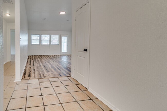 Building Photo - Great Freshly updated 3 bed 2 bath!