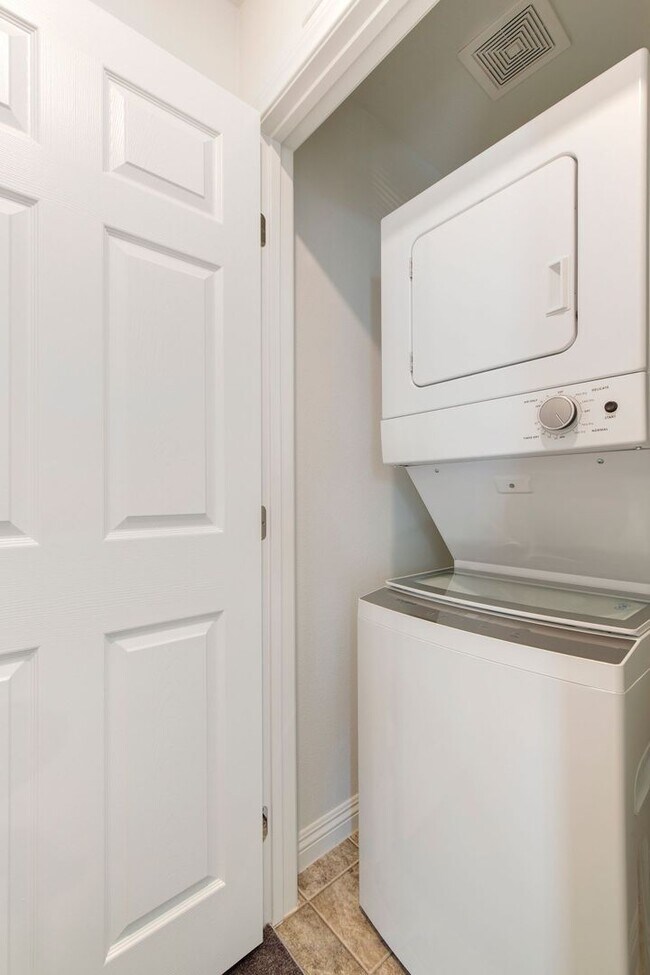 Building Photo - Newer Townhome - 3 Bedrooms + 2 Car Garage - E Craig & Nellis
