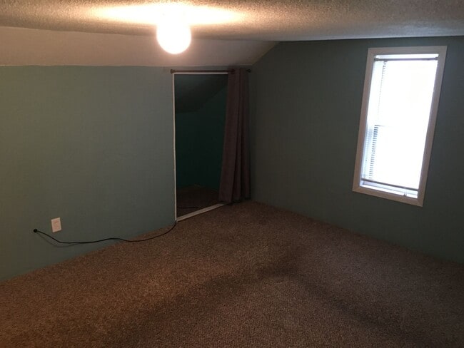 Building Photo - 3 Bed 1 Bath with Double Stall Garage