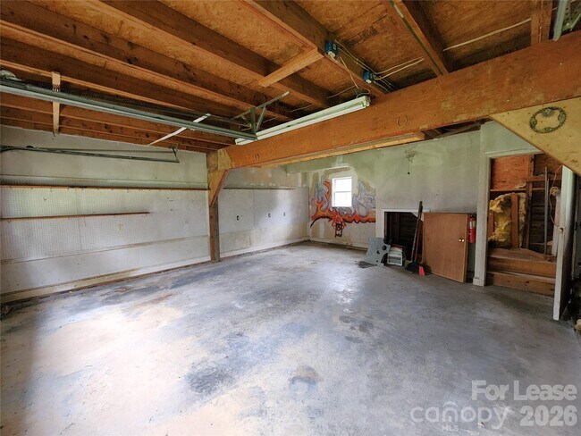 Building Photo - 1421 Oakshade Ave
