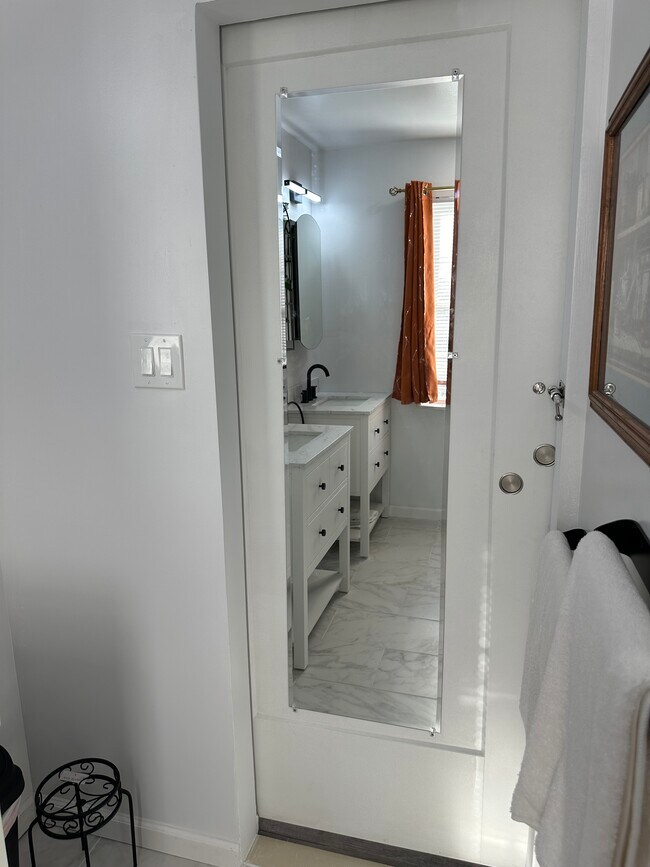 Building Photo - 3826 W 9th St