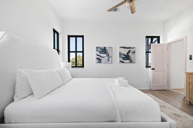 Building Photo - 2701 Bumble Bee Dr