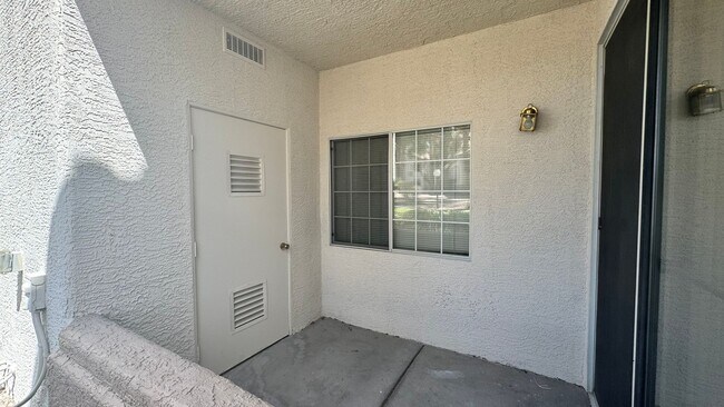 Building Photo - Gated Community 2 bedroom 1 car garage