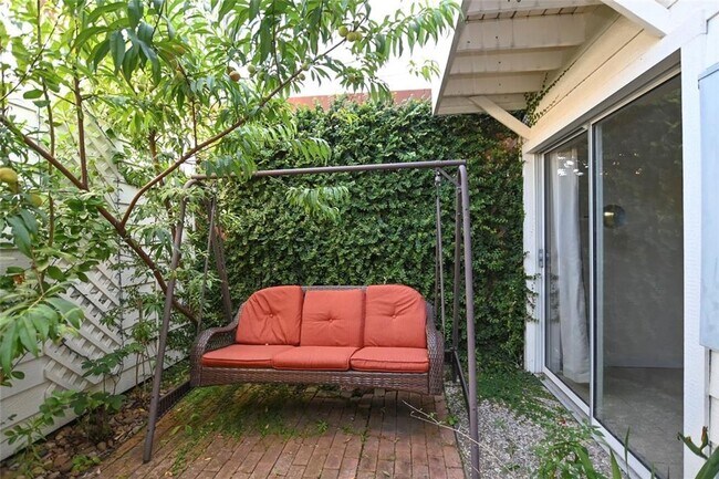 Building Photo - Stylish Townhouse in Prime Location – Walk to Whole Foods, Shops & Dining!