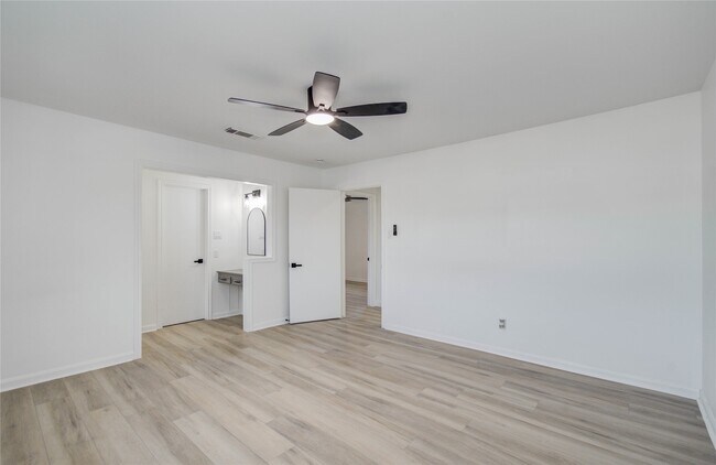 Building Photo - 1888 Saxony Ln