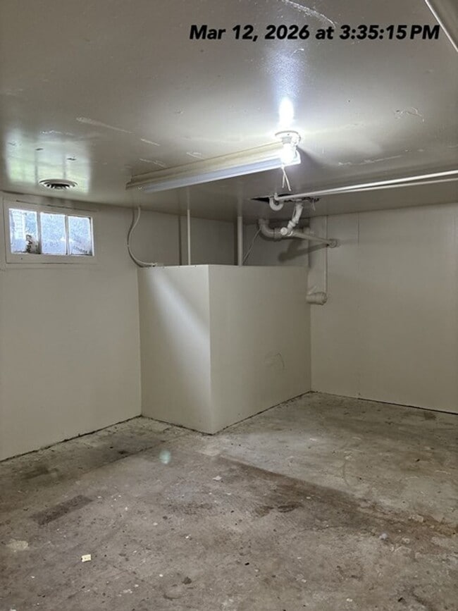 Building Photo - 4Bd/1Ba Two Story House - Available to View!