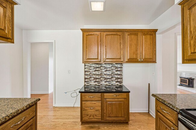 Building Photo - Experience the perfect blend of privacy and open space in this beautifully maintained 3-bedroom, ...