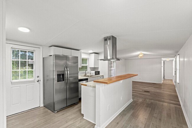 Building Photo - 3 bedroom Available Now!