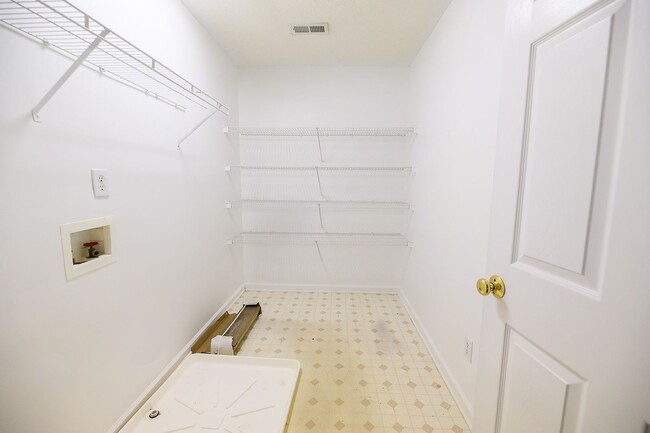 Building Photo - 2000 Lannigan Dr