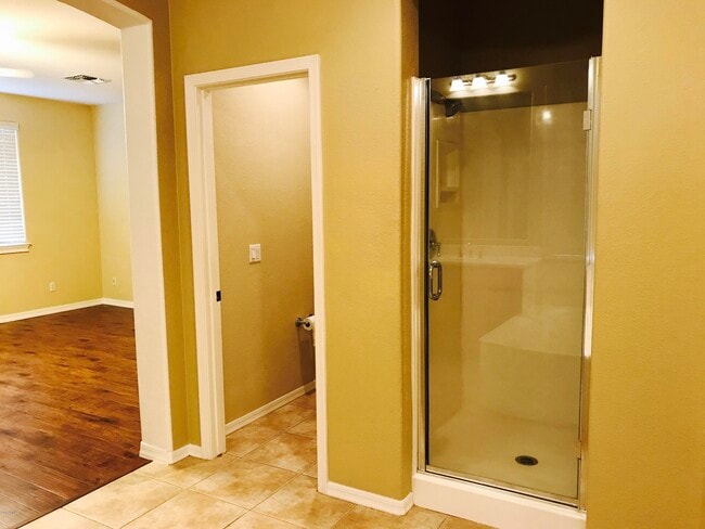 Building Photo - 1150 W Silver Creek Rd