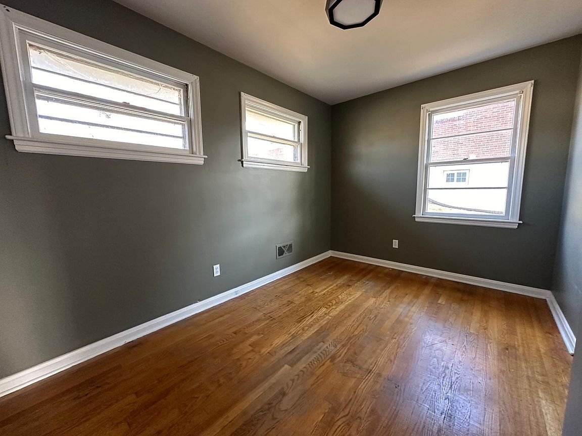 Building Photo - 105 Meadowview Dr