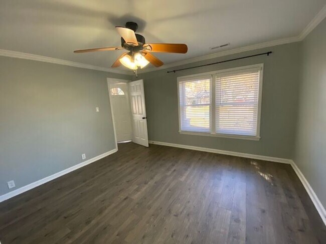 Building Photo - Act soon-won't last long-MOVE IN SPECIAL