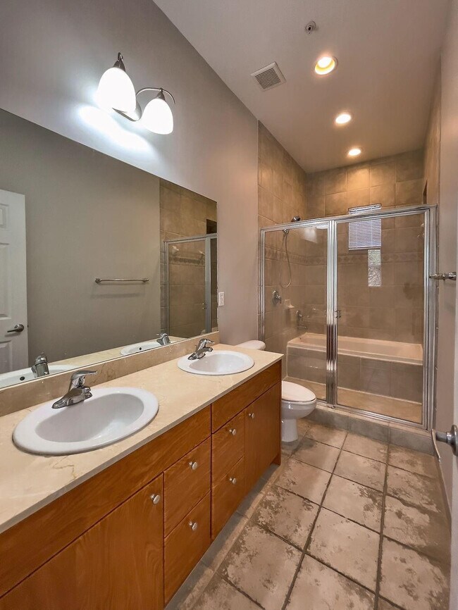 Building Photo - 2343 Vintage Dr