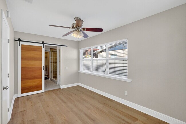 Building Photo - 541 40th Ave NE