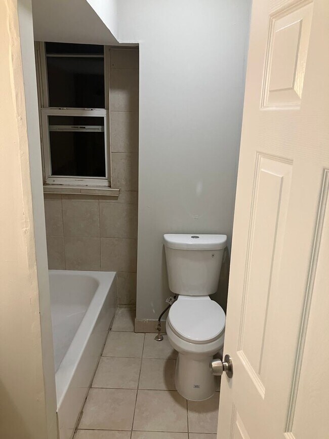 Building Photo - 7 Bedrooms 3.5 Bathrooms