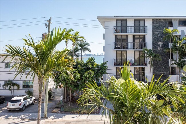 Building Photo - 1801 S Treasure Dr