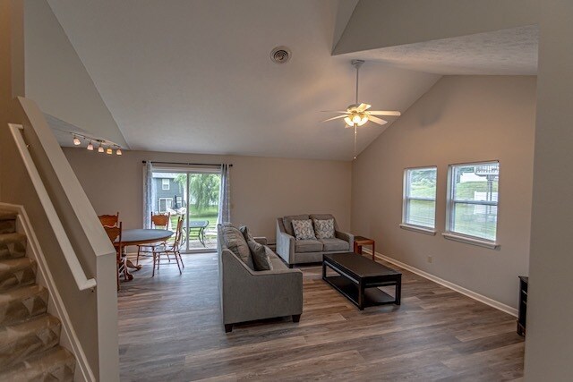Building Photo - 4060 Pine Dr
