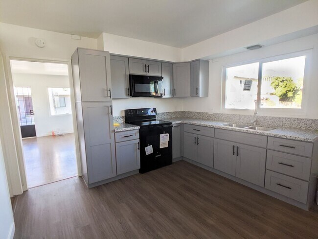 Building Photo - 3554 Brenton Ave