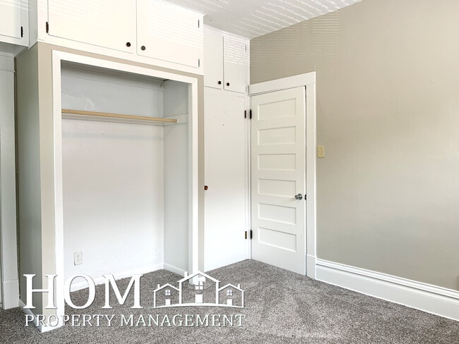 Building Photo - 330 Center St