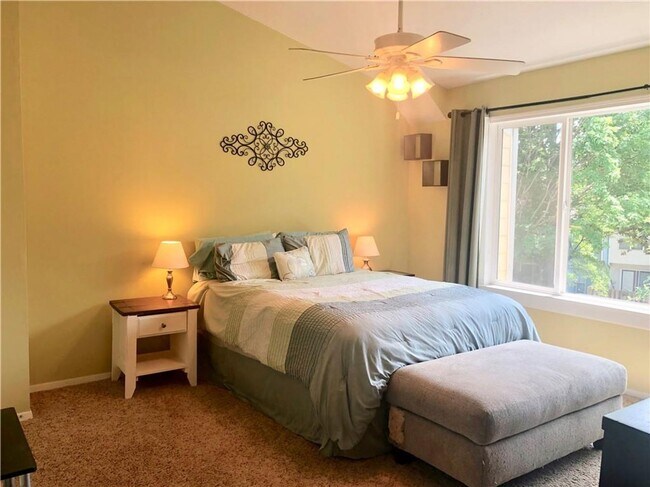 Building Photo - 2 Bed/2.5 Bath townhome - great Doraville ...