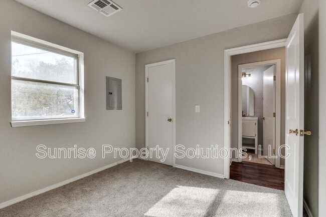 Building Photo - 4424 SE 38th St