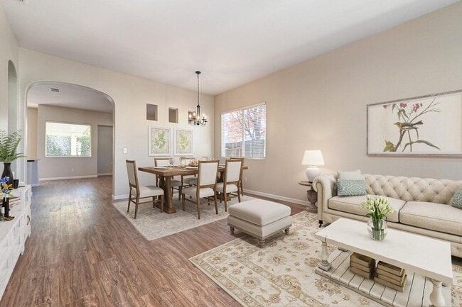 Building Photo - Gorgeous Roseville 4 Bedroom