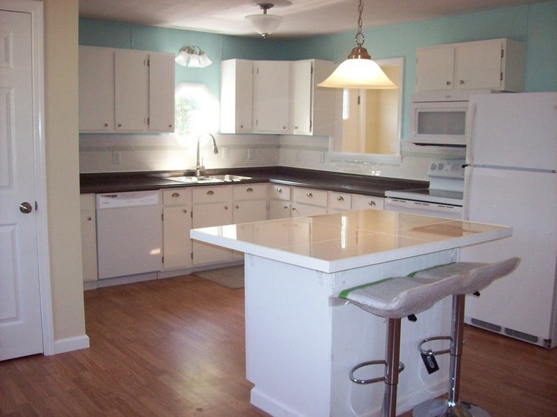 Open concept kitchen / livingroom - 1182 Middle Rd