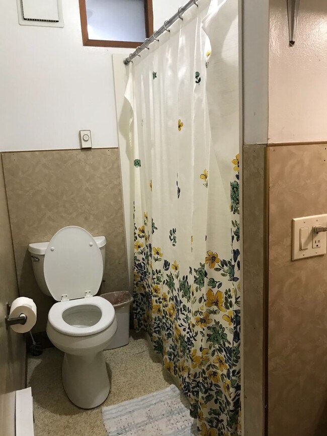Building Photo - PRELEASING: Large 5 Bdrm, 2 Bath Home!