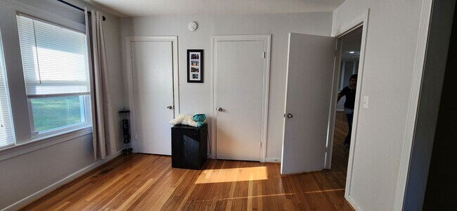 Building Photo - Large 2 Bedroom Rambler with 2 Primary Sui...